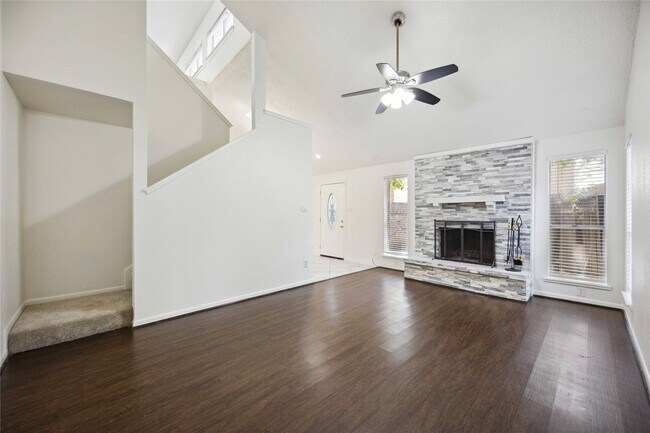 Building Photo - 13895 Hollowgreen Dr