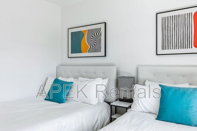 Building Photo - 980 N Buttonwillow Cir