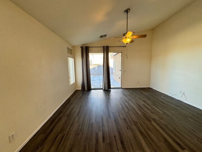 Building Photo - Awesome 3 Bedroom, 2 Bathroom 1 story home...