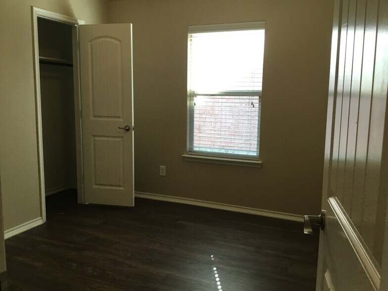 Building Photo - 1116 Lake Hollow Dr