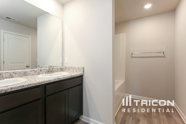 Building Photo - 927 Equine Dr