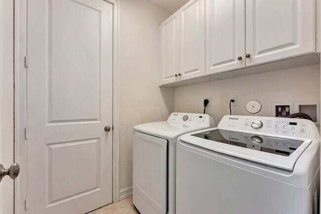 Building Photo - 10850 NW 74th Dr