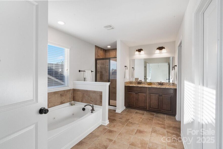 Building Photo - 2076 Waverly Ct