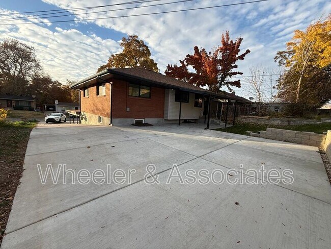 Building Photo - 3718-3718 Brinker Ave