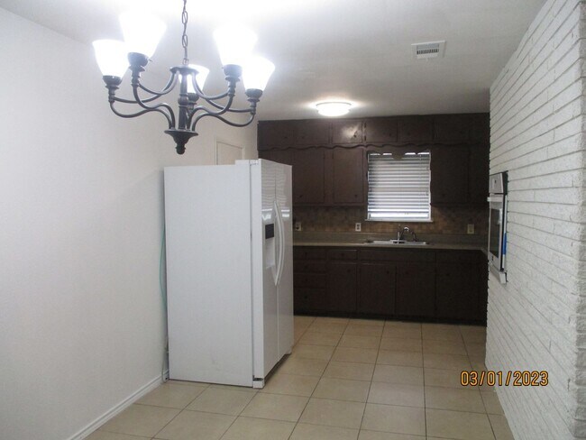 Building Photo - 212 Hallbrook Dr