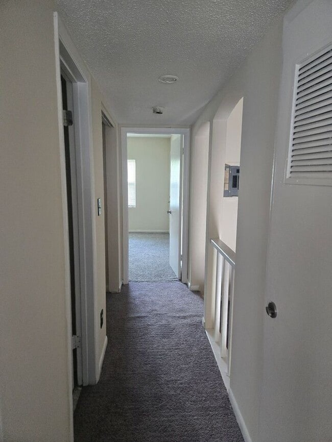 Building Photo - 2bedrooms 1.5 baths Townhome Available Now