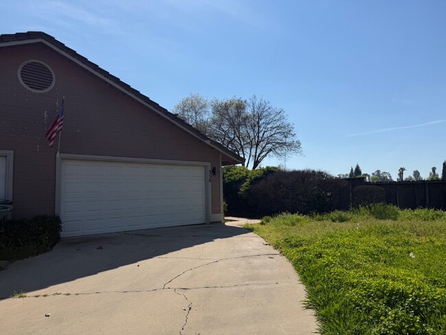 Building Photo - Charming 2-Bed, 2-Bath Haven in Merced!