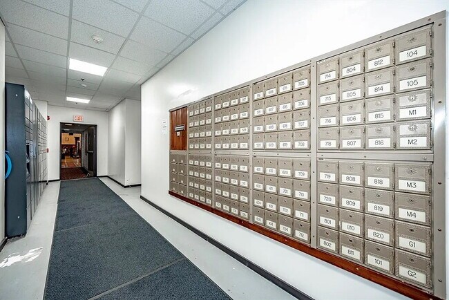 Building Photo - "Chic Urban Living: Spacious 1-Bedroom Oas...