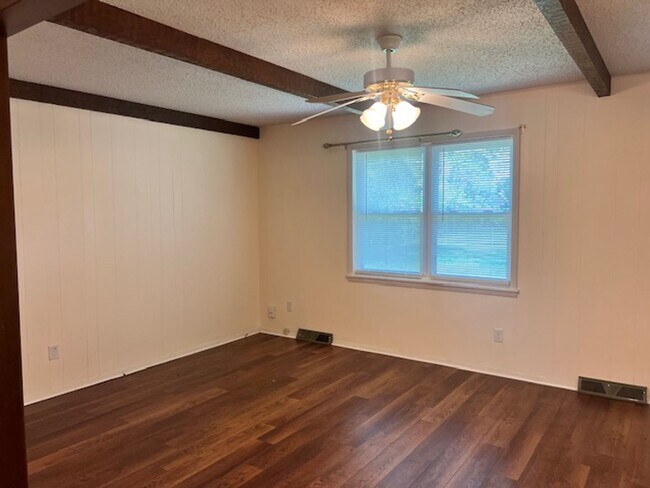 Building Photo - Updated 3 bedroom home near Bass Pro