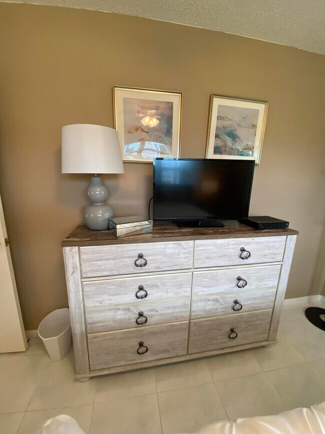 Building Photo - 72 Newport D