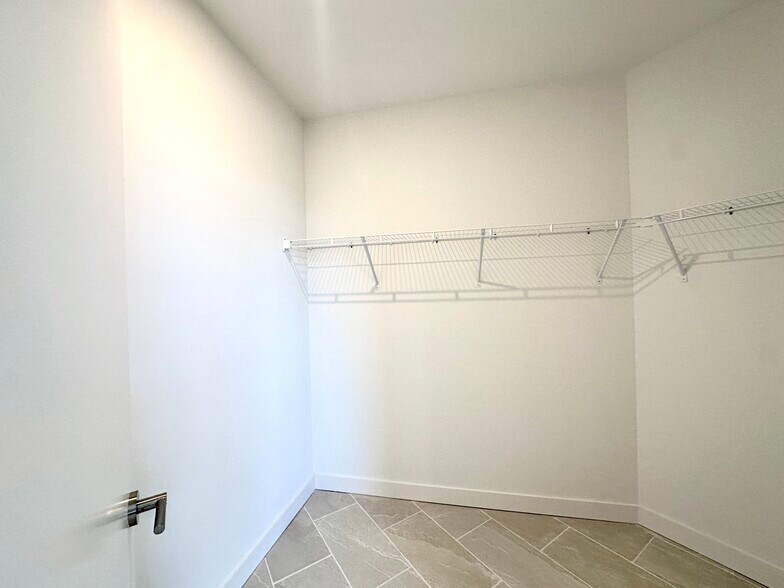 Building Photo - 3026 NW 1st Ave