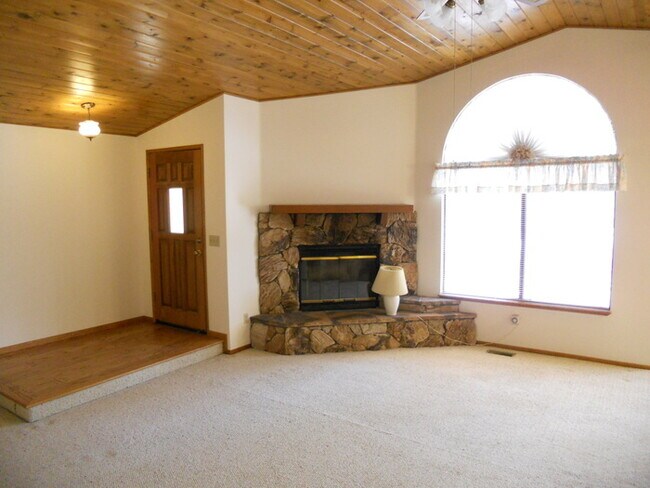 Building Photo - Charming 3-Bed, 2-Bath Home with 2-Car Gar...