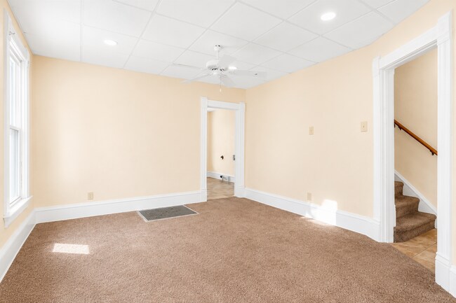 Building Photo - $1500 | 3 Bedroom 1 Bathroom | Two Story