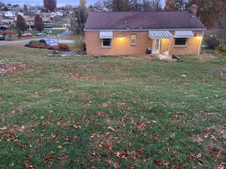 BACK YARD - 2 Hodgkiss Dr