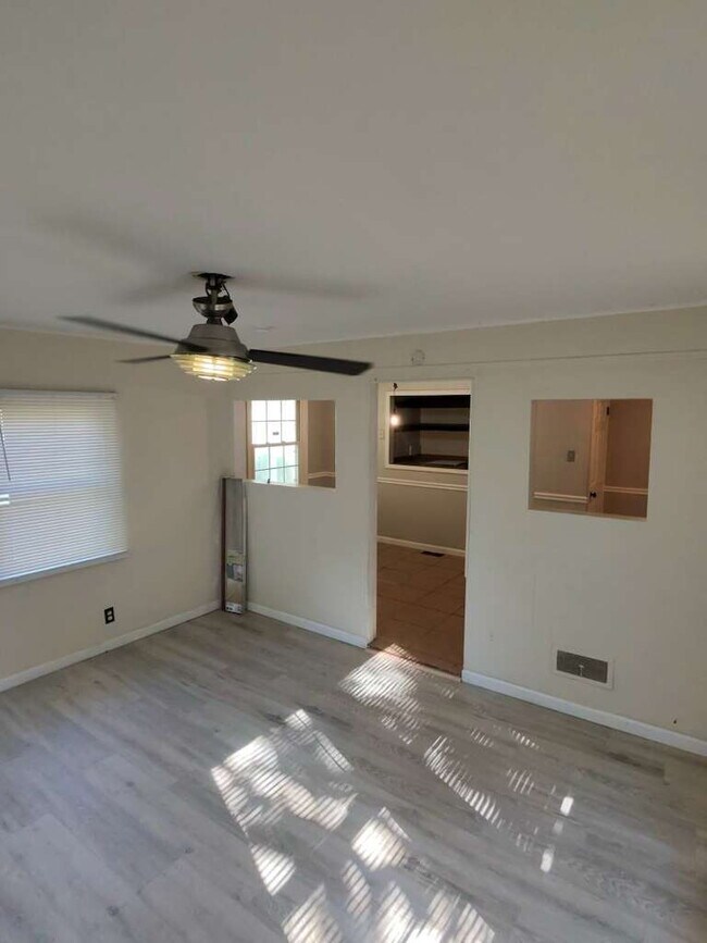 Building Photo - 10421 Renfrew Dr