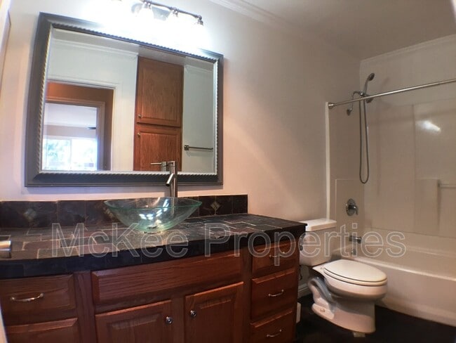 Building Photo - 1661 Bayview Heights Dr