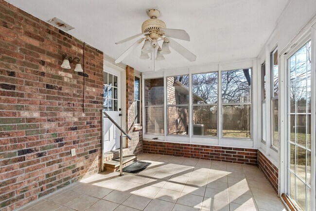 Building Photo - Beautiful Home in Springdale with Sunroom!