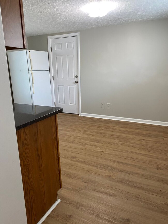 Building Photo - Spacious One Bedroom House!  Off Street Pa...