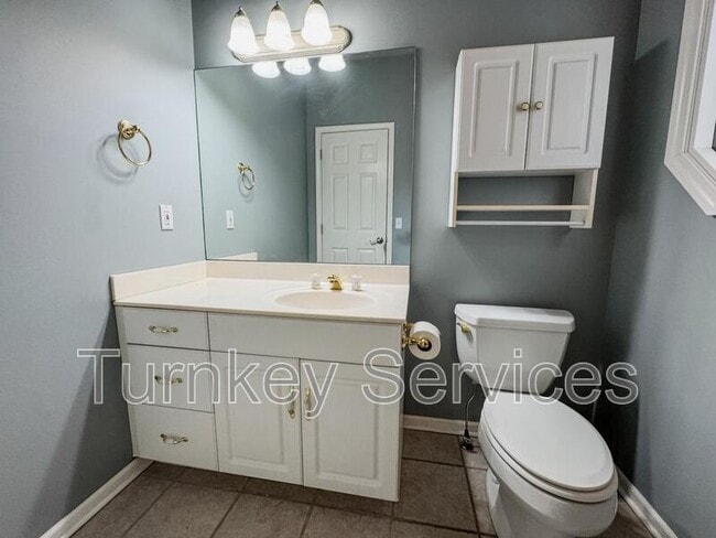 Building Photo - 717 Villa Plaza