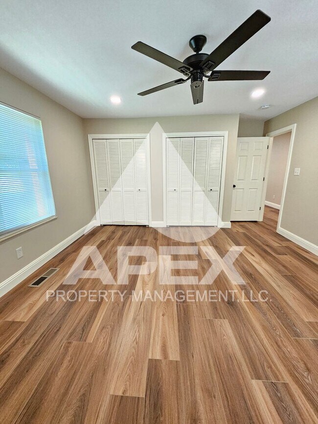 Building Photo - Renovated - 2 Bd 2.5 Ba Townhouse Duplex w/Huge Bonus room and oversized 1-car garage in West Kno...