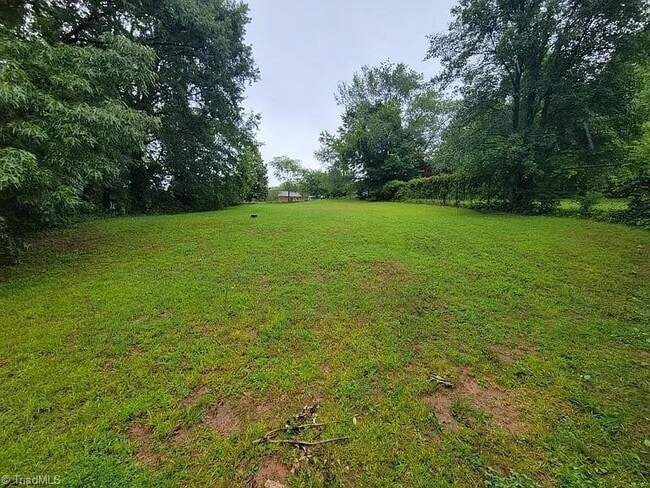 Building Photo - 1615 E 10th St