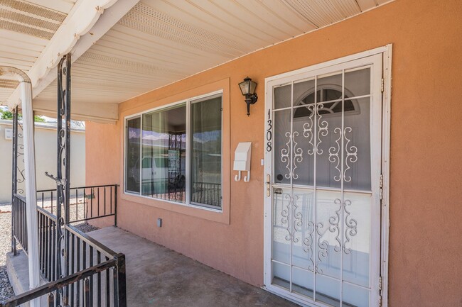 Building Photo - Cozy 3 Bed 2 Bath Home - Pets on Owner App...