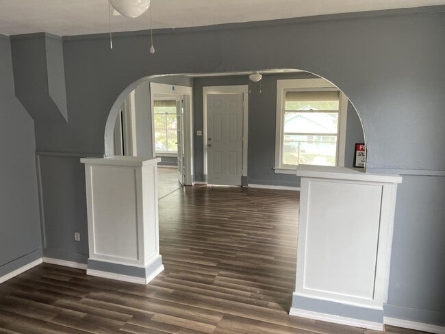 Building Photo - 606 E Randolph Ave