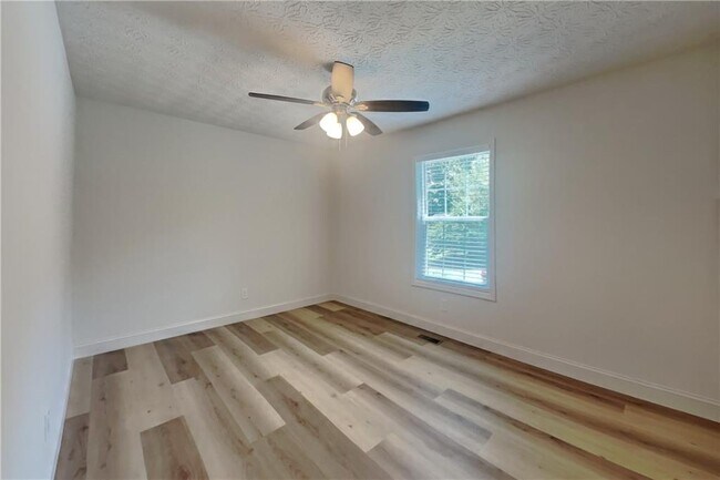 Building Photo - 2520 Deerfield Dr
