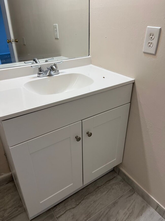 Building Photo - Nice 2 Bed 1 Bath, Unit Located in Quiet S...