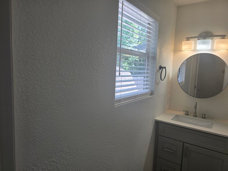Primary bath - 804 Avenue E