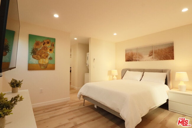 Building Photo - 918 N San Vicente Blvd