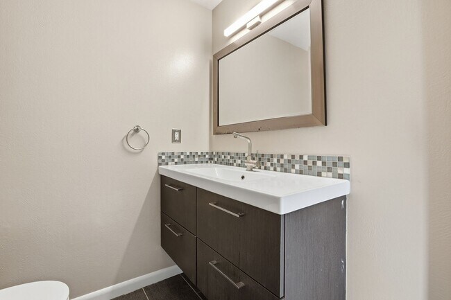 Building Photo - 5 bedroom, 3 bath home in desirable Arvada neighborhood.