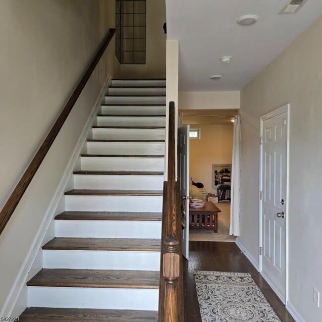 Building Photo - 76 Albert Ct