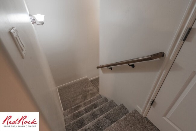 Building Photo - Lovely townhome with Community Pool!