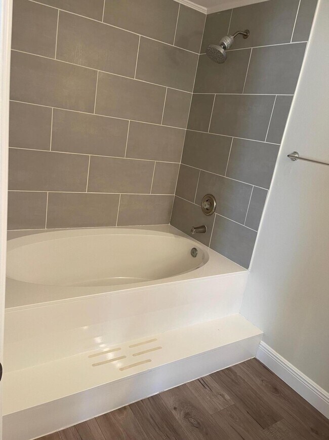 Building Photo - 645 Executive Center Dr