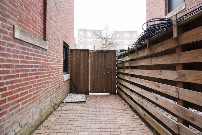 Building Photo - 111 Gainsborough St