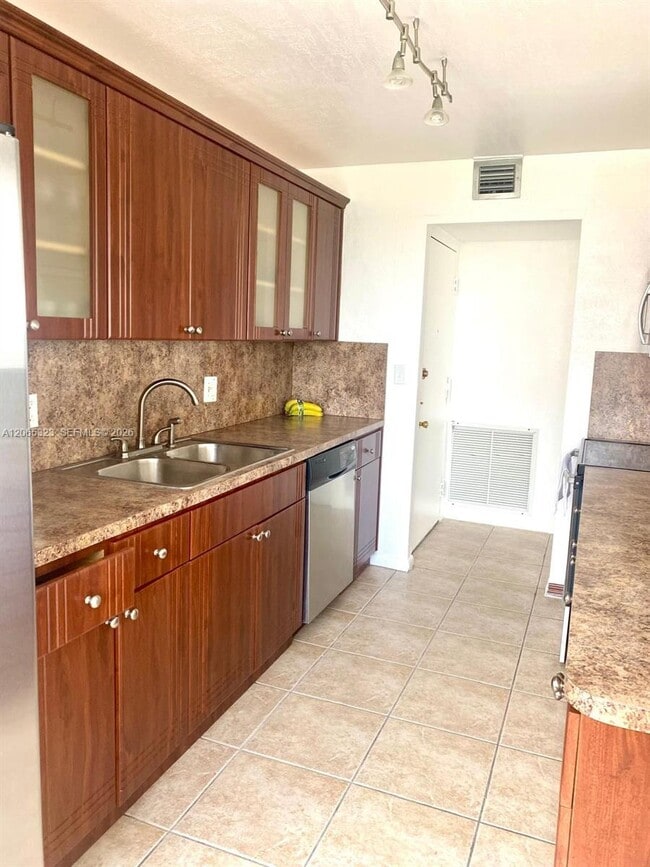 Building Photo - 1300 NE Miami Gardens Dr