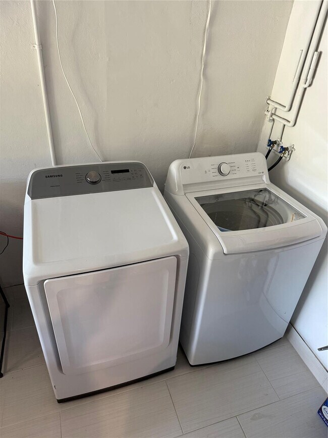 Building Photo - 1637 SE 1st St