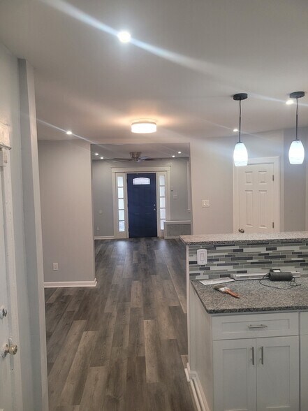 Building Photo - 305 Greenway Ave