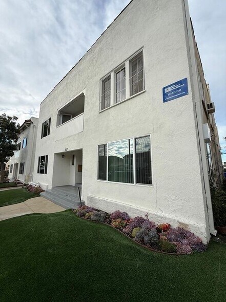 Building Photo - 1327 N Kingsley Dr