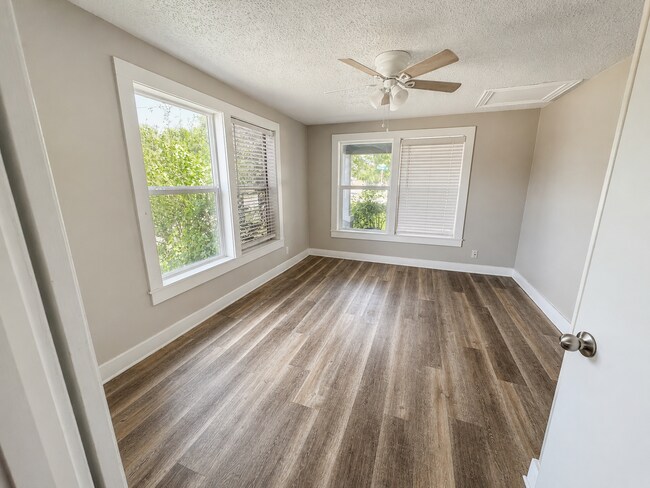 Building Photo - 3/2 Bungalo-style off Birchman