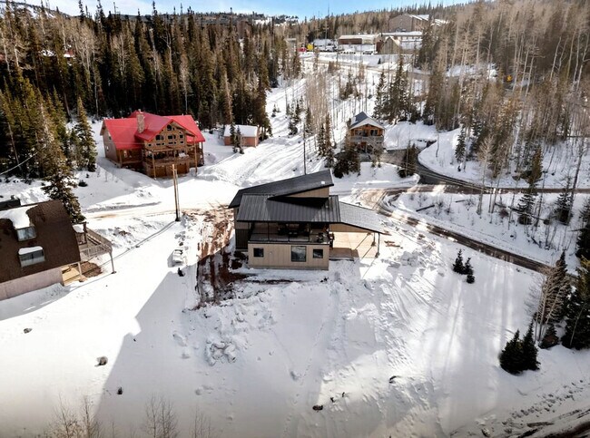 Building Photo - 220 Circle Dr