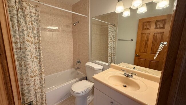 Building Photo - 220 Oak Knoll Ct