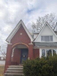 Building Photo - 4 bedroom 2 full bathroom!