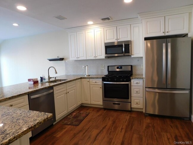 Building Photo - 729 Hewitt Ln