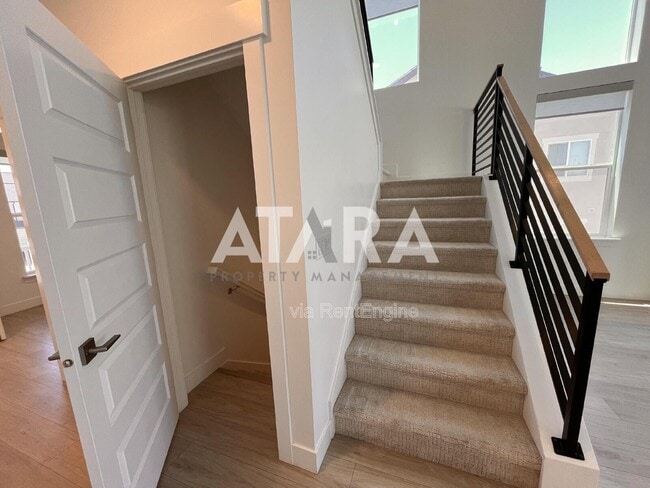 Building Photo - 909 Sagehill Dr