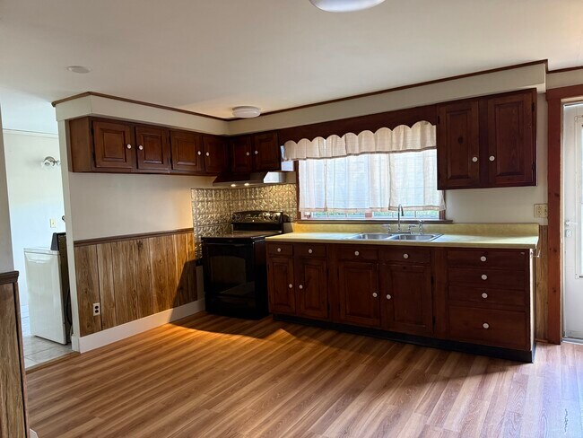 Building Photo - 46 Sawmill Hl