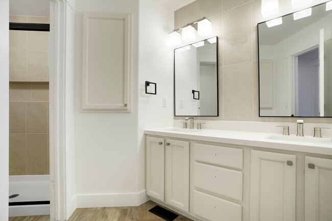 Building Photo - Robb Way