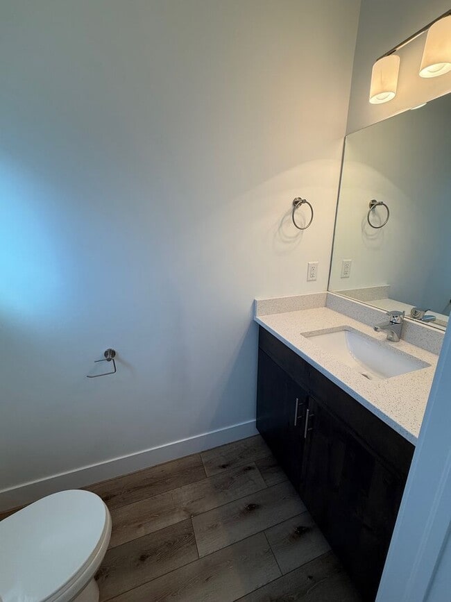 Building Photo - Beautiful townhome