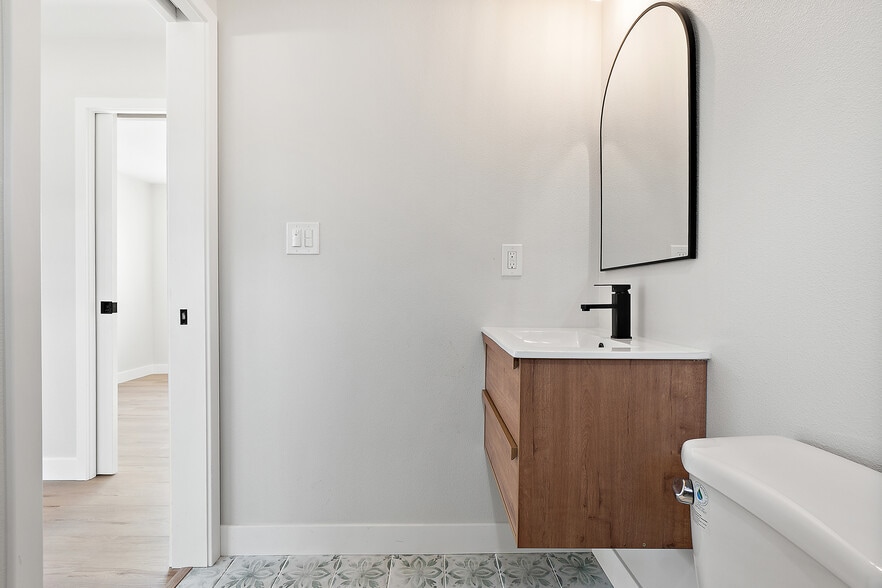 Building Photo - 2051 E Harding St